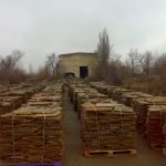 Камень песчаник желто коричневый на палетах