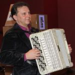Яркий,современный  баянист на праздник.