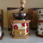 Ручная кофемолка из дерева и керамики.Имеет регулятор